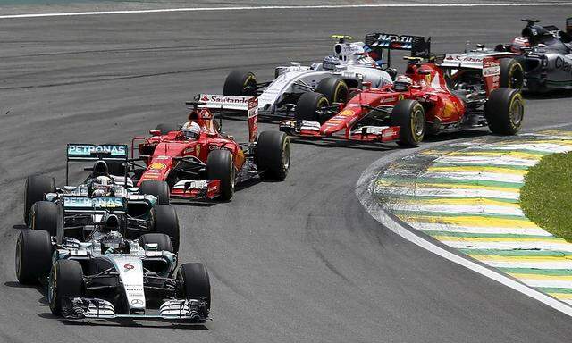 Mercedes Formula One driver Rosberg of Germany leads the pack during the start of the Brazilian F1 Grand Prix in Sao Paulo