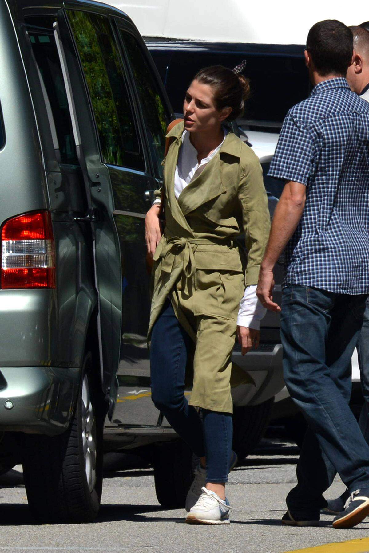 Der Trauung auf dem Isolino San Giovanni sollte sich am Abend ein Fest auf Schloss Rocca di Angera am Ostufer des Sees anschließen. Die Schwester des Bräutigams Charlotte Casiraghi ganz leger.