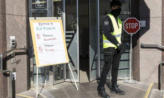 Der Ansturm auf Bargeld flacht ab, aber immer mehr Banken müssen ihre Filialen schließen oder Öffnungszeiten anpassen.  