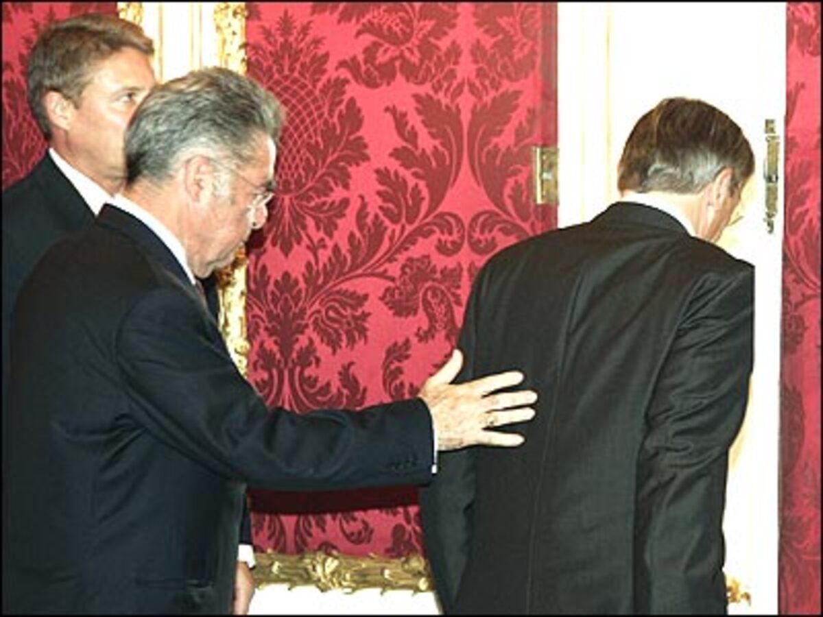 Die schwarz-orange Regierung beschließt ihren Rücktritt. Bundespräsident Heinz Fischer nimmt den Rücktritt an und beauftragt das Kabinett Schüssel mit der provisorischen Fortführung der Geschäfte.