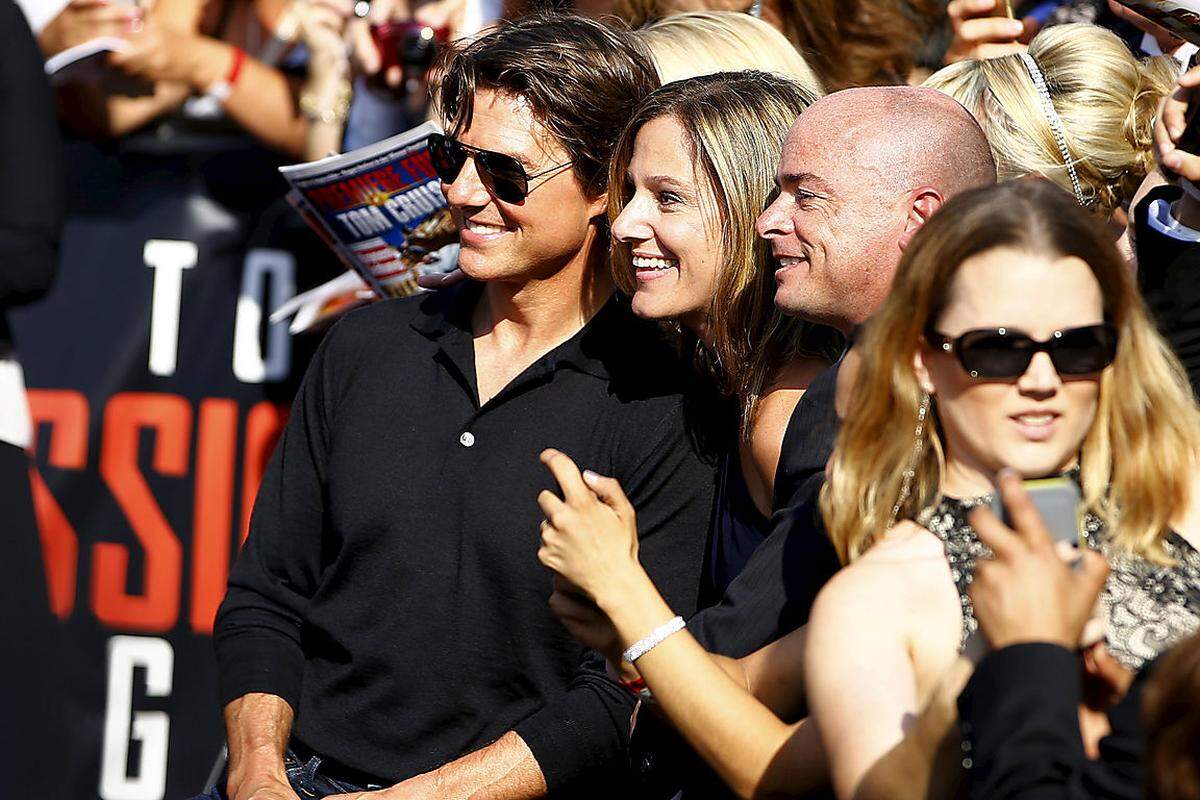 Leger in schwarzem Shirt, Jeans und mit charakteristischer Pilotenbrille präsentierte sich Tom Cruise den österreichischen Fans vor der Weltpremiere von "Mission: Impossible - Rogue Nation" in der Wiener Staatsoper.