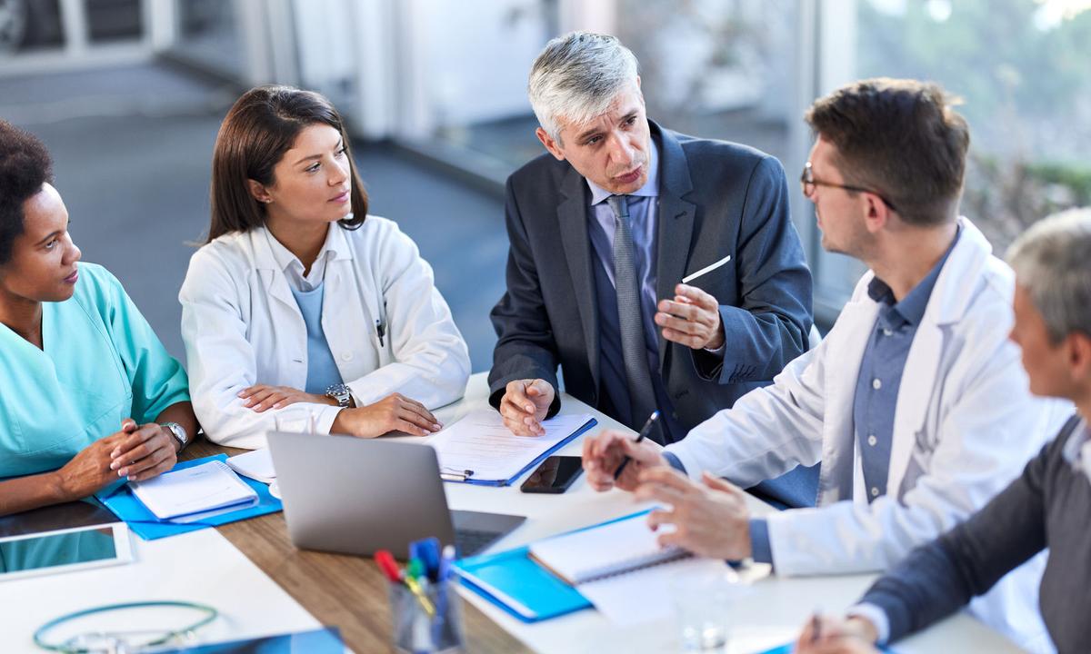 Die Interessen und Bedürfnisse verschiedener Gesundheitsberufe unter einen Hut zu bringen ist eine der Herausforderungen im Health Care Management.  