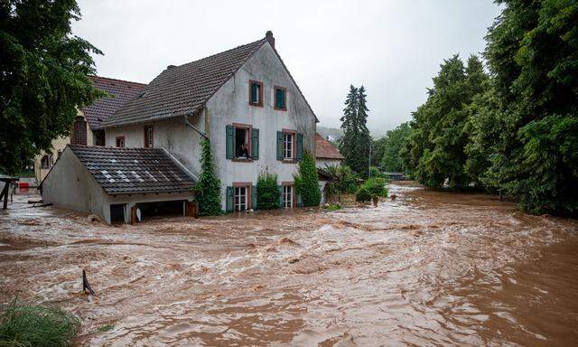 Die Flut in der Eifel im Vorjahr – hier am Fluss Kryll – kam auch von Umweltsünden und Behördenversagen.