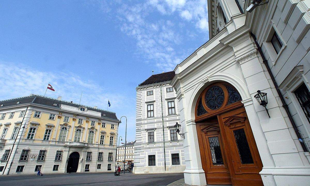 Eckdaten zum Gebäudekomplex: Die Wiener Hofburg erstreckt sich zwischen Josefs-und Michaelerplatz. Die älteste Anlage einer herzöglichen Pfalz geht vermutlich auf Leopold VI. in die Zeit um 1215 bis 1250 zurück. Südlich davon ließ König Przemysl Ottokar II. den historischen Kern der heutigen Anlage um den Schweizerhof errichten, der unter Rudolf von Habsburg vollendet wurde. Die heutige Gestalt erhielt der „Schweizertrakt“ in der Renaissance durch P. Ferrabosco. Von 1660 bis 1666 wurde derVerbindungstrakt („Leopoldinischer Trakt") zwischen Schweizerhof und Amalienburg erneuert. Dieser Bau wurde nach einem Brand 1668 um ein Geschoss höher wieder erbaut. Den Leopoldinischen Trakt bewohnten Maria Theresia und Joseph II., im ersten Stock liegen heute die Amtsräume des Bundespräsidenten.