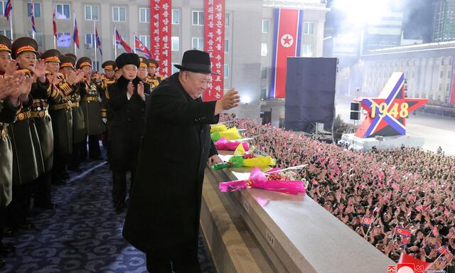 Parade zum 75. Geburtstag Nordkoreas im Februar