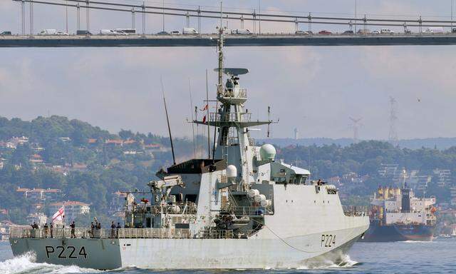 Das britische Navy-Schiff HMS Trent passiert auf dem Weg zum Schwarzen Meer den Bospurus in Istanbul.