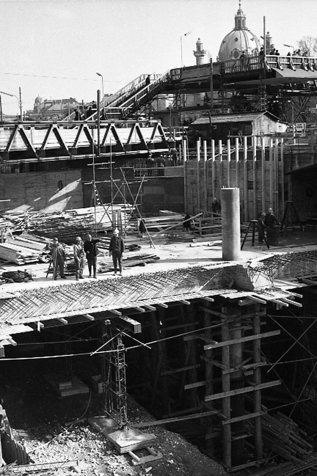 Die Größe der Baugruben Anfang der 1970er-Jahre (im Bild der Karlsplatz) zeugte von der Bedeutung des Projektes für die Stadt.