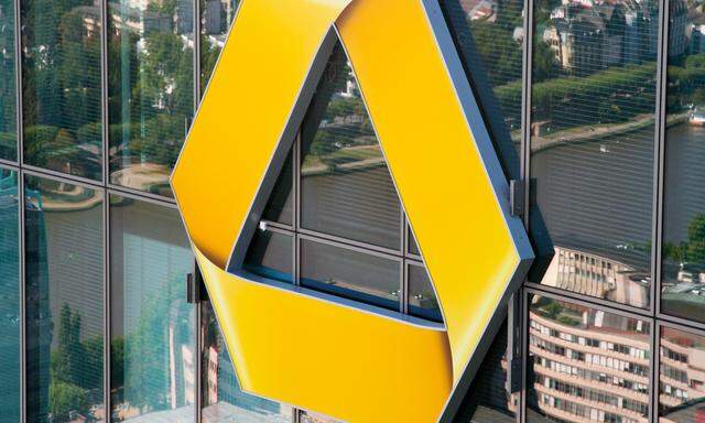 Seit 2009 steht das gelbe Commerzbank-Logo symbolisch für den engen Kontakt zwischen Bankangestellten, Kunden und Partnern.