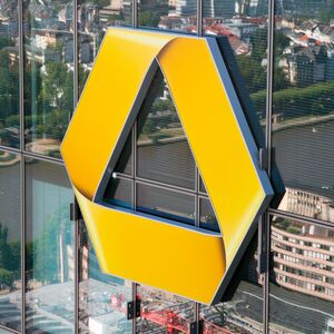 Seit 2009 steht das gelbe Commerzbank-Logo symbolisch für den engen Kontakt zwischen Bankangestellten, Kunden und Partnern.