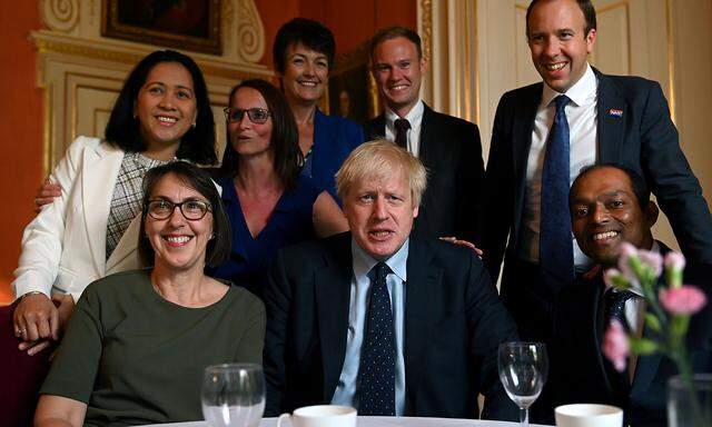 Großbritanniens Premierminister Boris Johnson bei einem Termin mit Mitarbeitern der Nationalen Gesundheitsdienstes NHS.