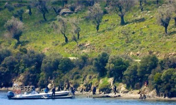 Ein österreichischer Menschenrechtsaktivist hat auf Videos dokumentiert, wie die griechische Küstenwache Asylsuchende auf einem Floß aussetzt.