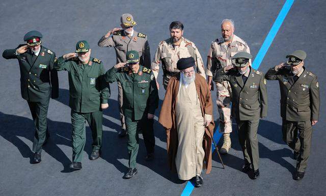 „Möchte der Hamas die Füße küssen“. Das Bild zeigt Ayatollah Ali Chamenei, das Staatsoberhaupt des Iran am Dienstag, den 10. Oktober im Kreis des Militärs in Teheran.  
