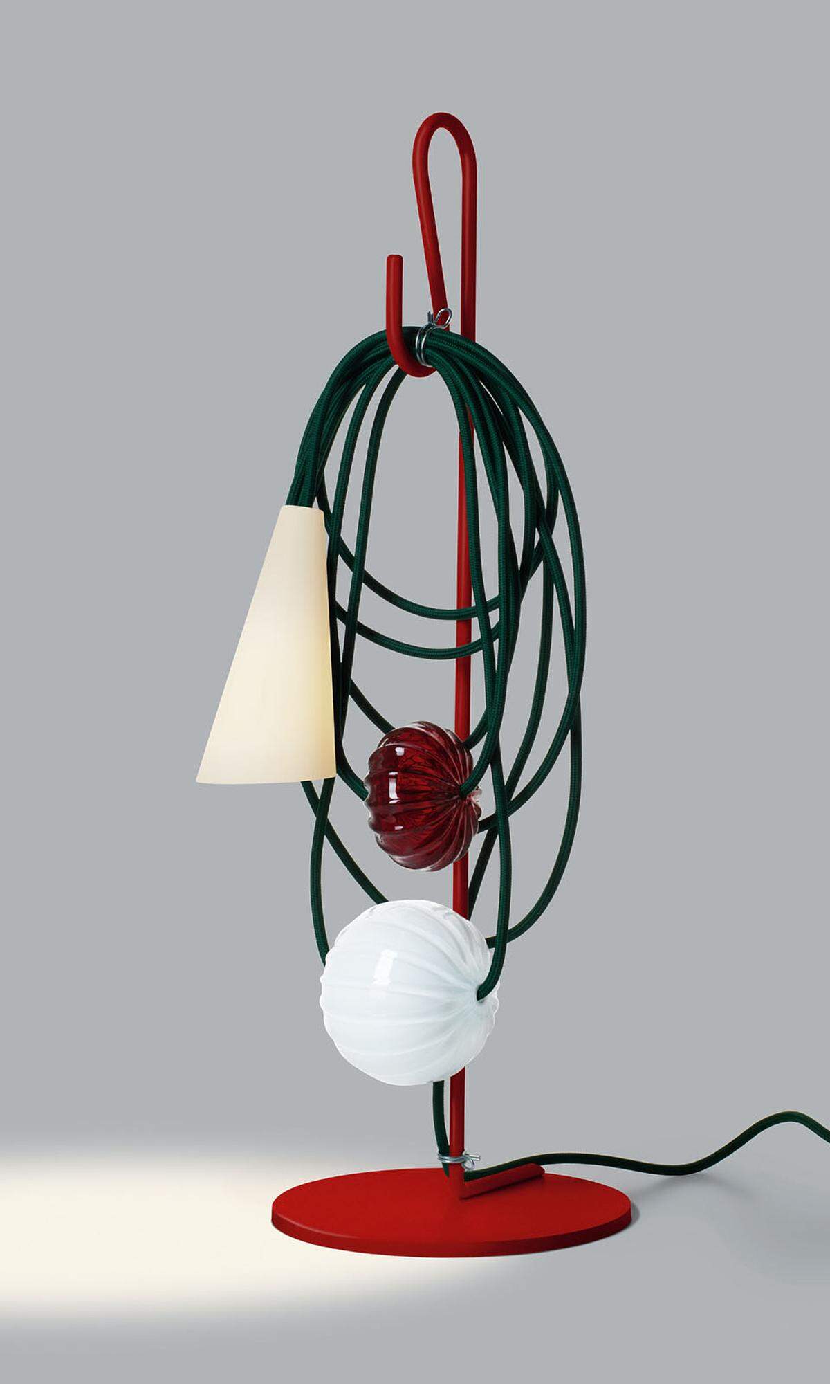 ... und Muranoglas ist die Tischleuchte „Filo“ mit überlangem Kabel, in vielen Farbvarianten erhältlich. Ab 342 Euro, www.foscarini.com