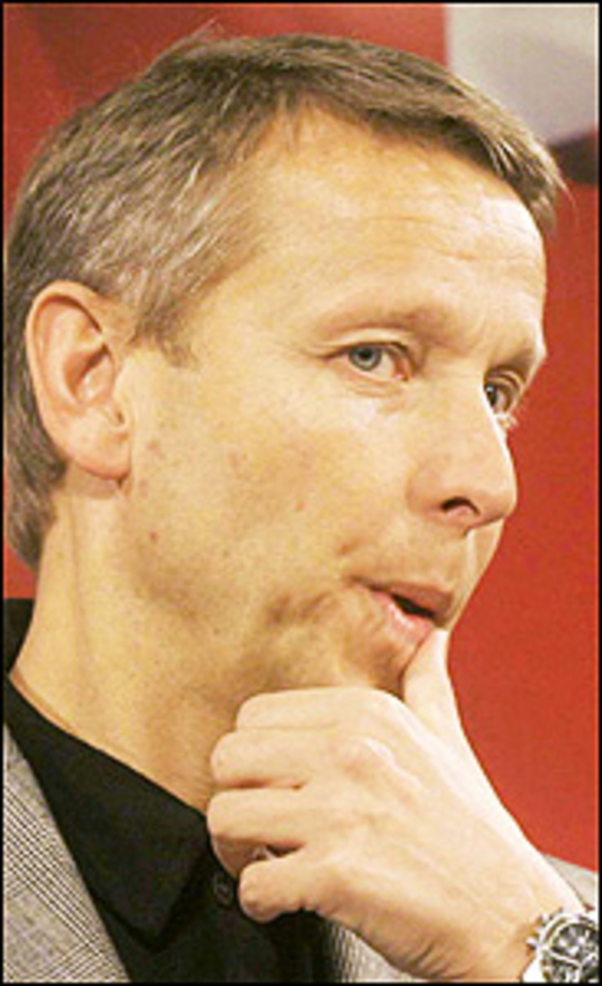 "Es wäre doch einfach, Sie sagen gleich, Sie wollen nicht, Sie mögen uns nicht."Und weiter: "Nix sagen, wochenlang dort sitzen, bei guter Bezahlung, das ist einfach öd."Der geschäftsführende SPÖ-Klubobmann Josef Cap.