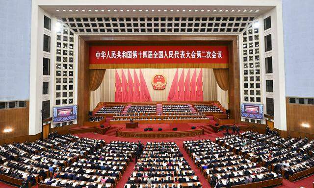 Große Politinszenierung - der nationale Volkskongress mit fast 3000 Delegierten in Peking.