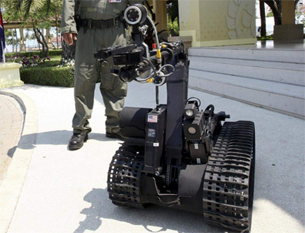Bombenroboter wie dieser werden von Polizei und Militärs weltweit bereits eingesetzt. Sie sind zwar teuer in der Anschaffung, dafür werden die Beamten und Soldaten nicht gefährdet.
