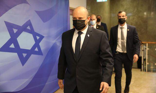 Bilder aus dem unterirdischen Bunker gibt es nicht - dies ist ein Bild von Israels Premierminister Naftali Bennett am 21. November in seinem Regierungssitz in Jerusalem.