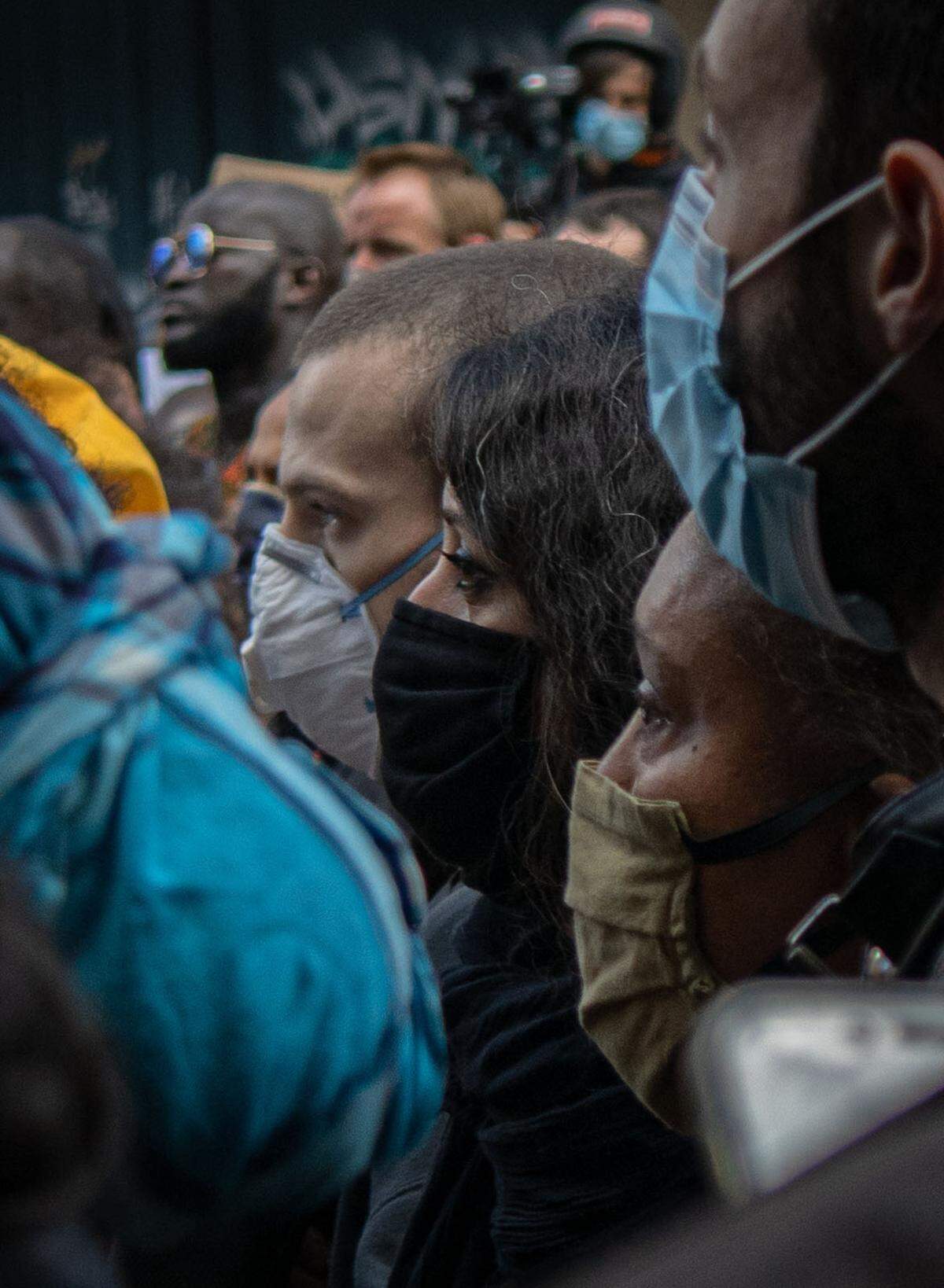 Proteste gab es in zahlreichen Städten, hier etwa in Paris. Neben der Intention dahinter - der Schöpfer dieses Werks nennt soziale Ungerechtigkeit und Polizeigewalt - gab es ein weiteres Merkmal, dass sie alle einte: den Mundschutz der Teilnehmer.
