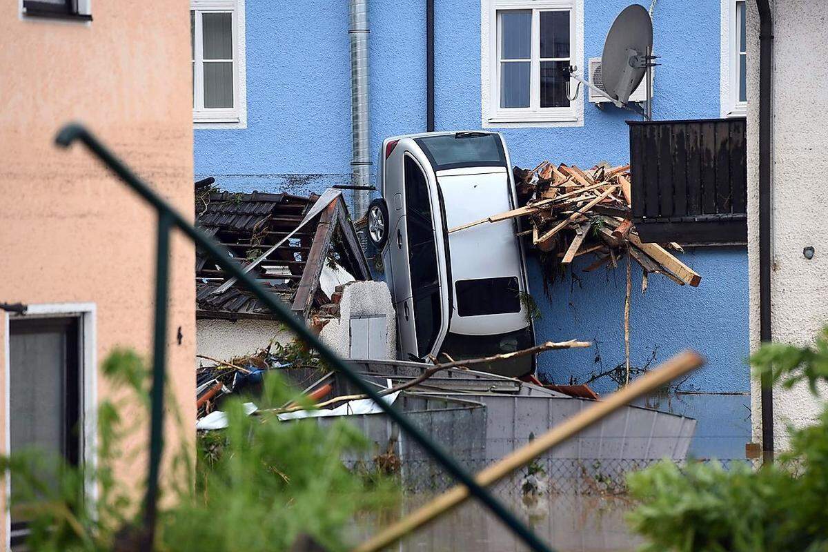 Mehrere Personen werden in der 10.000-Einwohner-Gemeinde noch vermisst. Drei Frauen einer Familie wurden im Erdgeschoß eines Mehrfamilienhauses tot aufgefunden. Ein weiteres Todesopfer gab es in Julbach.