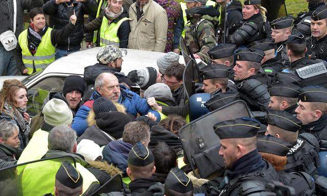 Die Gelbwesten-Proteste gehen in Frankreich nicht immer friedlich über die Bühne. Die Regierung verschärft Gesetze.