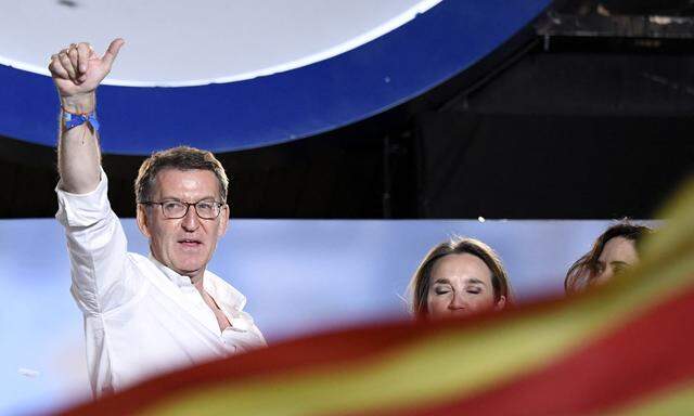 Alberto Nuñez Feijóo hat mit seiner konservativen Volkspartei (PP) die spanische Parlamentswahl gewonnen - die absolute Mehrheit aber verfehlt.