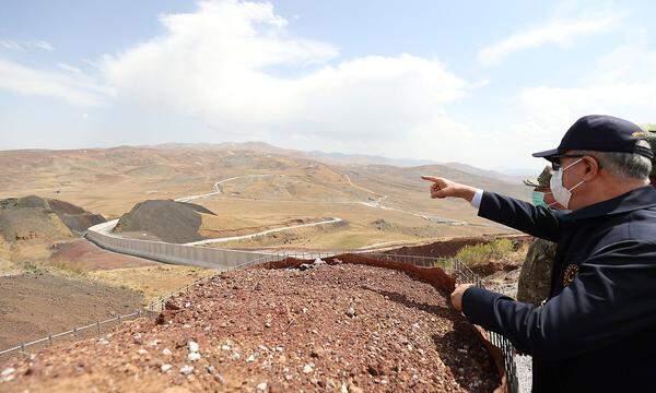 Der türkische Verteidigungsminister Akar inspiziert die Grenzmauer zum Iran.