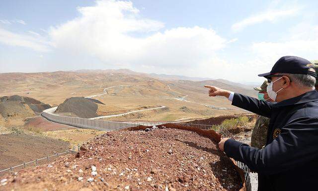 Der türkische Verteidigungsminister Akar inspiziert die Grenzmauer zum Iran.