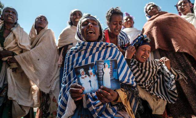 Grausamer Konflikt in Tigray. Frauen trauern um ihre getöteten Angehörigen.