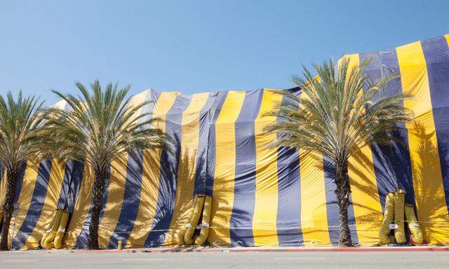 Ein Kunstwerk von Christo? Ein Zirkus? Nein, Abdeckplanen von Kammerjägern in Los Angeles.