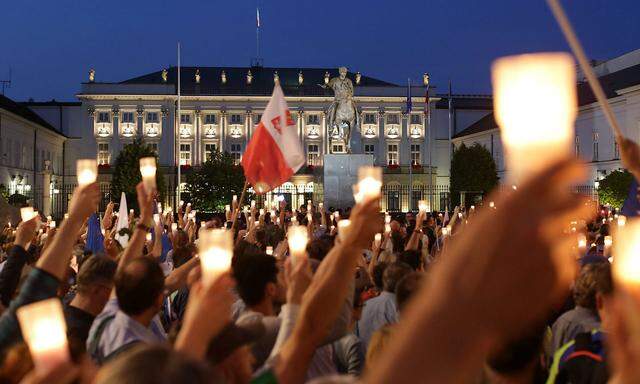 Vor dem Justizpalast in Warschau versammelten sich in der Nacht auf Mittwoch wieder zahlreiche Gegner der Regierungspläne.