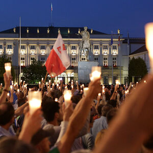 Vor dem Justizpalast in Warschau versammelten sich in der Nacht auf Mittwoch wieder zahlreiche Gegner der Regierungspläne.