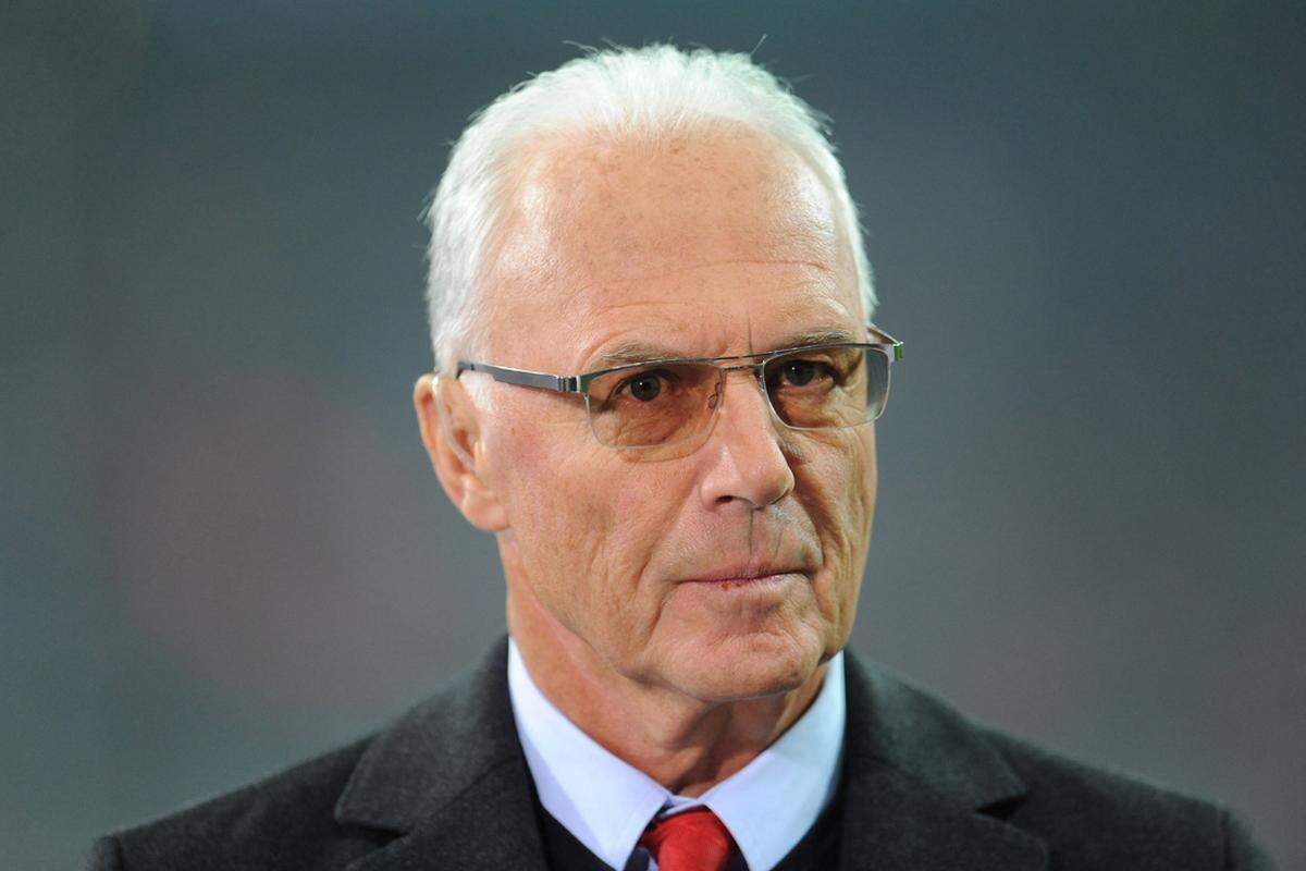 Der deutsche Fußball-"Kaiser" Franz Beckenbauer verletzte sich bei einem Skiunfall in Obertauern leicht. Wie der Ehrenpräsident des FC Bayern München der "Bild"-Zeitung schilderte, war er auf rund 2200 Metern Seehöhe gestürzt, als plötzlich eine Nebelwand aufzog. Beim Sturz auf den Kopf kam er aber recht glimpflich davon. Über die Konsequenzen aus dem Skiunfall konnte der 69-Jährige bereits wieder scherzen: "Ich bin ziemlich aus der Übung. Vielleicht sollte ich auf eine etwas risikoärmere Sportart umsteigen. Vielleicht Spaziergehen."