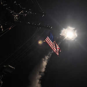 Tomahawk-Rakete, die von der USS Ross abgefeuert wird