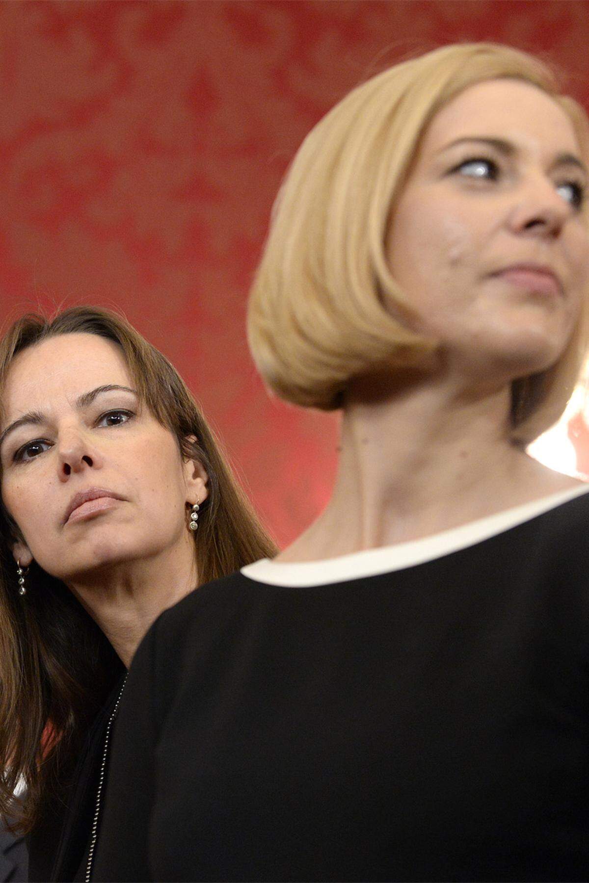 Zwei neue Gesichter: Sophie Karmasin (links, ÖVP) ist als Ministerin für Familie angelobt worden, Sonja Steßl (SPÖ) als Staatssekretärin für Finanzen.