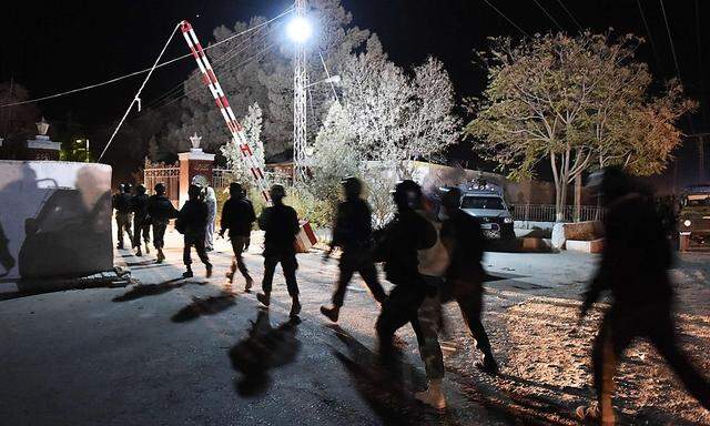 Pakistanische Soldaten treffen bei der Polizeischule ein. 