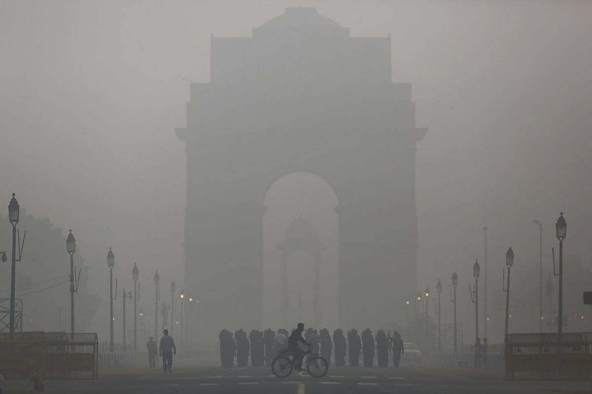 Seit Tagen liegt eine weiße Smog-Decke über Delhi - sie verhüllte auch das India Gate in Neu Delhi. An allen Messorten sank die Feinstaubbelastung nie unter 200 Mikrogramm.