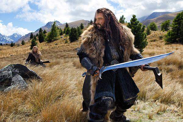 Die Zwerge, die von Thorin Oakenshield (gespielt von Richard Armitage; Ähnlichkeiten zu Aragorn/Viggo Mortensen aus "Herr der Ringe" sind vielleicht gar nicht so weit hergeholt) angeführt werden, versuchen den Hobbit zu überreden, sie zu bei ihrer Mittelerde-Mission zu begleiten. Das Ziel: Ihren vom Drachen Smaug bewachten Schatz wieder zu erobern.