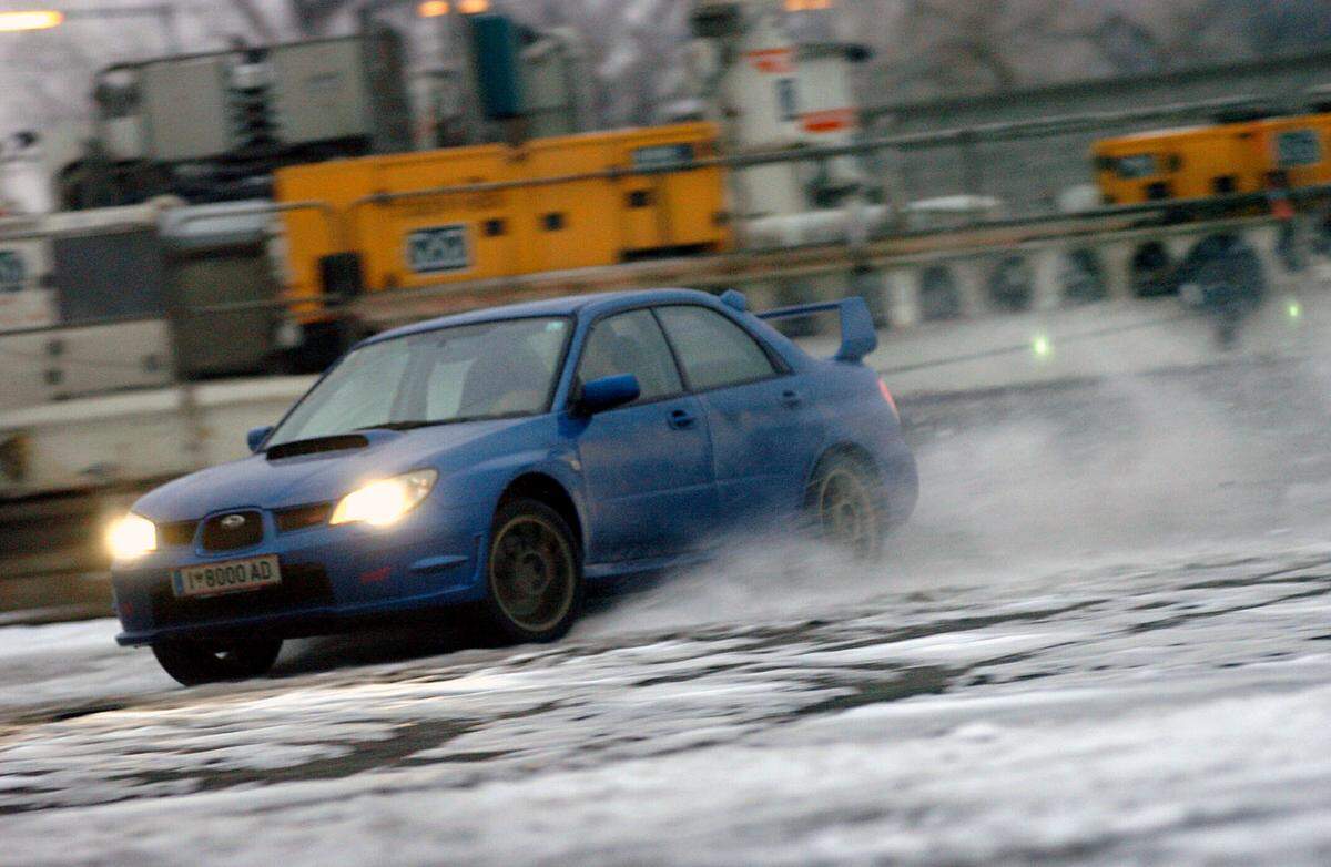 Tats&auml;chlich gab es zur Bl&uuml;tezeit des WRX STI kaum ein Auto, das man so sagenhaft quer fahren konnte, und zwar umso besser, je widriger die Wetterverh&auml;ltnisse. Zum Querstellen reichte ein entschlossener Lastwechsel oder etwas Nachhelfen mit der Handbremse, dann brauchte man nur die Drehzahl f&uuml;r den vollen Ladedruck beisammen zu haben, und einem formvollendeten Drift &uuml;ber alle vier R&auml;der stand (hoffentlich) nichts im Wege.