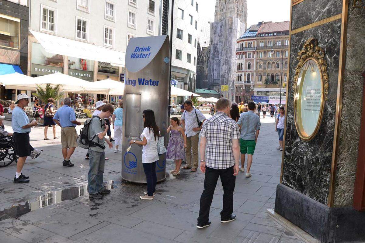 Trotz der hohen Temperaturen waren in der Innenstadt zahlreiche Touristen unterwegs. Ihnen blieben nur der Schatten der Sehenswürdigkeiten und die Trinkbrunnen zur Abkühlung.