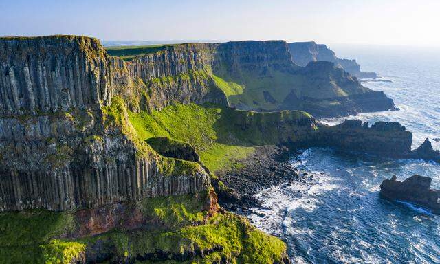 Der Giant’s Causeway liegt an der imposanten Steilküste von Dunseverick. 