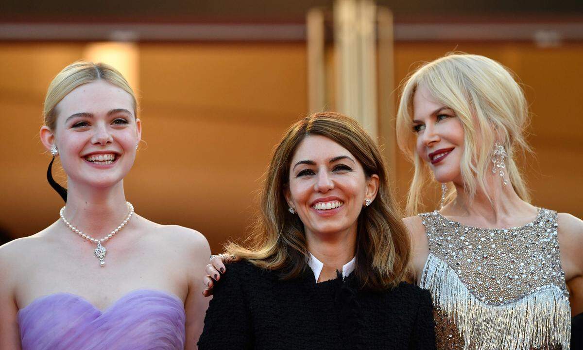 Denn den Regiepreis bekam die Dame in der Bildmitte, Sofia Coppola, für "The Beguiled" - hier auf einem Bild bei der Filmpräsentation in Cannes mit den Schauspielerinnen Elle Fanning (li.) und Nicole Kidman (re.) am 24. Mai.