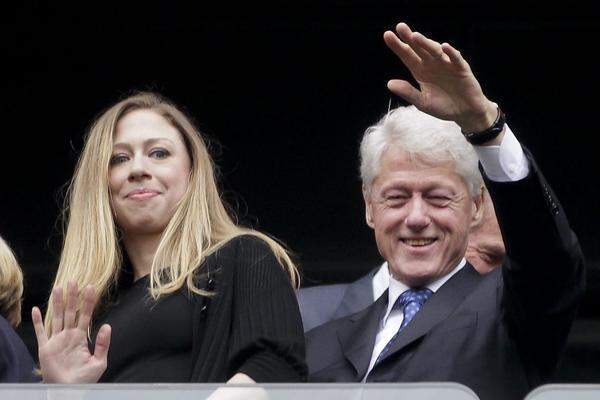 Bill Clinton sagte sein Kommen zu - und kam tatsächlich: Hier im Bild mit seiner Tochter Chelsea.