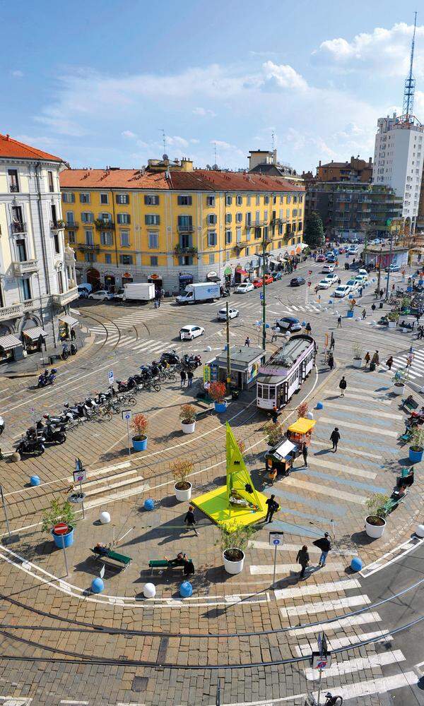 Mailand II. Neues urbanes Liniengeflecht: Der Platz Porta Genova erhielt mit neuen bunten Streifen, was ihm fehlte: ein Konzept und mehr Struktur.