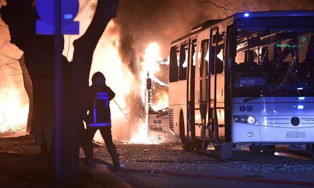 Ein Auto (vermutlich mit Sprengstoff an Bord) rammte Militärbusse in Ankara.