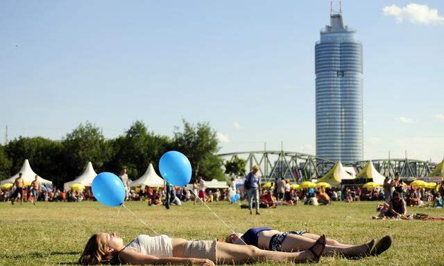 Picknicken ist am Donauinselfest nicht erwünscht – über Herumliegen steht in der strengen Hausordnung aber nichts.