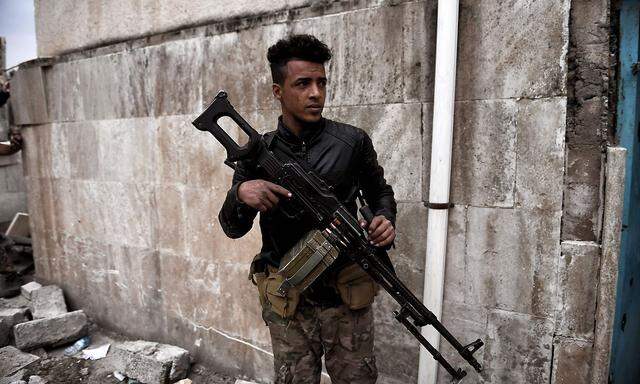 Ein Mitglied der irakischen Truppen in Mosul.