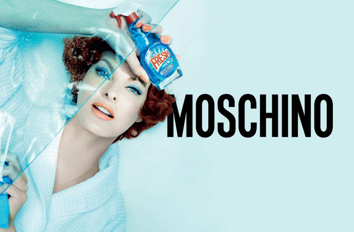 Die ewige Jugend scheint wohl Linda Evangelista gepachtet zu haben. Für Moschino zeigt das Supermodel, das es auch mit 54 Jahren noch nicht zum alten Eisen gehört.