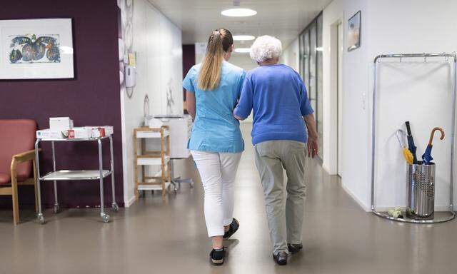 Die Bevölkerung wird älter, die zu Pflegenden mehr – die Pflegekräfte aber weniger. Eine Reform soll entgegenwirken.