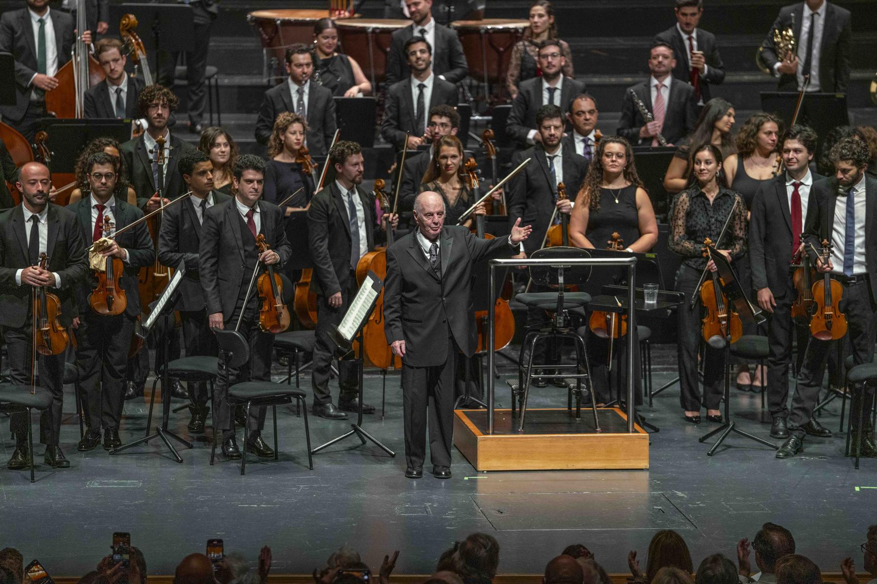 Barenboim v Salzburgu dirigiral Beethovna, na Dunaju pa kritike na račun Mozartovega orkestra