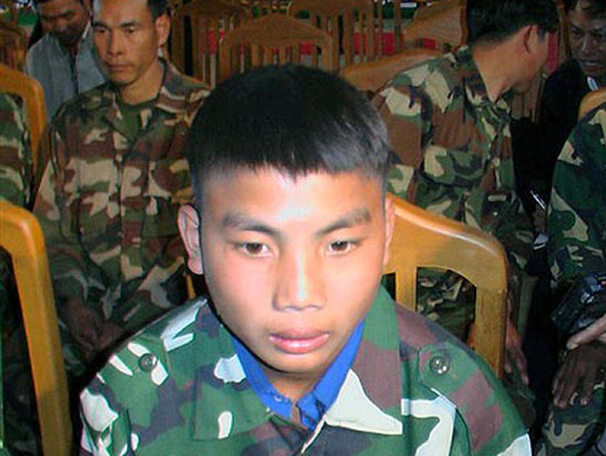 Das UNO-Kinderhilfswerk Unicef hatte bereits im Februar kritisiert, dass das vor fünf Jahren verabschiedete Zusatzprotokoll zur UNO-Kinderrechtskonvention, das den Einsatz von Kindern unter 18 Jahren im Krieg verbietet, von vielen nichtstaatlichen Akteuren in Konflikten ignoriert werde. Im Bild: Eine 13-Jähriger Kämpfer der Shan State Army, der an die Regierungs-Armee von Myanmar (Burma) ausgesliefert wurde, 2006